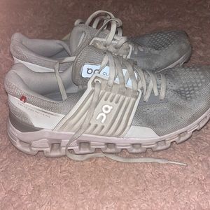 White grey  onclouds tennis shoes